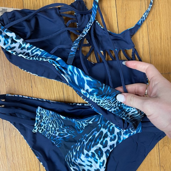 blue patterned bikini - Picture 2 of 4